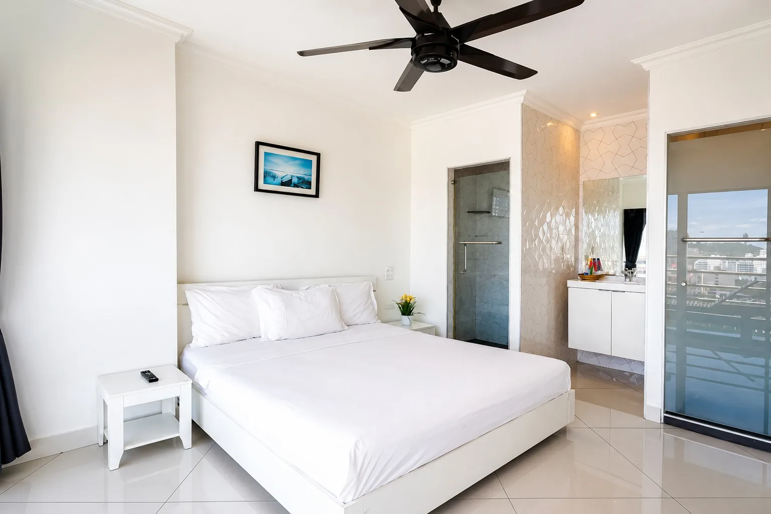 Two-bedroom sea-view apartment at VTSIX