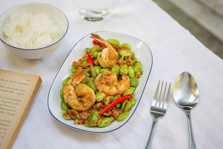 Discover the best Gaeng Sataw in Pattaya! Indulge in this flavorful Thai dish with shrimp and stink beans. Find out where to eat and how to make it.