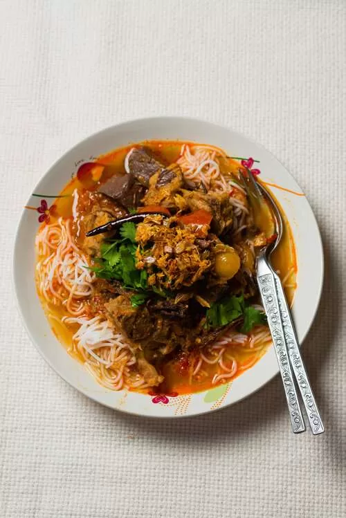 Discover the best Khanom Jeen Nam Ngiaw in Pattaya! Find out the recipe, ingredients, and top restaurants serving this spicy noodle soup.